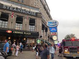 Crowne Plaza, Crowd, building, bus, Prime Steakhouse establishment, restaurant, Niagara ON restaurants